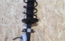 Амортизатор передний левый для Nissan Qashqai 2015 года на фотографиях