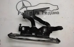 Петля капота правая для Mercedes-Benz C class 2008 года на фотографиях