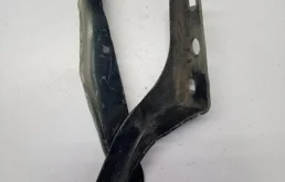 Петля капота левая для Peugeot 308 2010 года на фотографиях