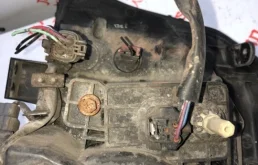 Фара ксенон левая для Nissan X-Trail 2004 года на фотографиях