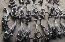 Кулак поворотный левый для Audi A6 2012 года на фотографиях