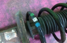 Амортизатор передний правый для Volkswagen Tiguan 2012 года на фотографиях