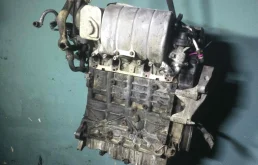 Двигатель без навесного для Volkswagen Caddy 2007 года на фотографиях