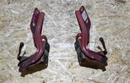 Крепление петли капота для Nissan Juke на фотографиях