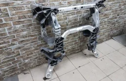 Подрамник двигателя для BMW 5er 2021 года на фотографиях