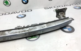 Усилитель заднего бампера для Skoda Octavia 2009 года на фотографиях