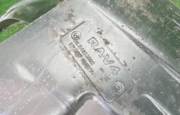 Подкрылок передний правый для Toyota RAV4 2013 года на фотографиях