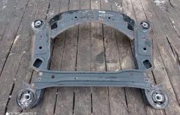 Подрамник двигателя для Audi A6 2008 года на фотографиях