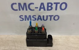 Блок клапанов пневмоподвески для Volkswagen Touareg 2011 года на фотографиях