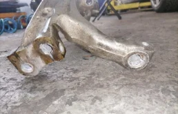 Кулак поворотный левый для Audi A6 2008 года на фотографиях