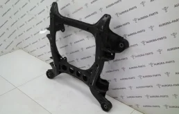 Подрамник двигателя для Volkswagen Touareg 2015 года на фотографиях