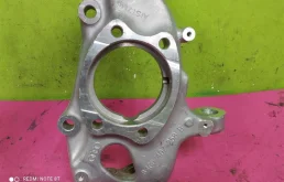 Кулак поворотный правый для Audi A4 2014 года на фотографиях