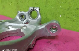 Кулак поворотный правый для Audi A4 2014 года на фотографиях