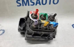 Блок клапанов пневмоподвески для Volkswagen Touareg 2011 года на фотографиях