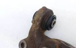 Кулак задний левый для Toyota RAV4 2010 года на фотографиях