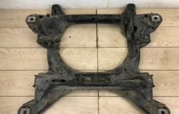 Подрамник двигателя для Volkswagen Touareg 2004 года на фотографиях