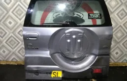 Дверь багажника для Toyota RAV4 2001 года на фотографиях