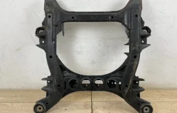 Подрамник двигателя для Volkswagen Touareg 2015 года на фотографиях