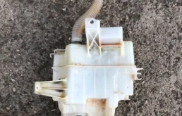 Бачок стеклоомывателя передний для Toyota RAV4 2010 года на фотографиях