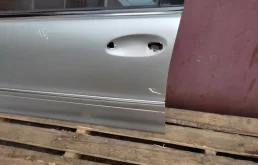 Стекла и зеркала для Mercedes-Benz C class 2004 года на фотографиях