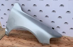 Крыло правое для Volkswagen Touareg 2002 года на фотографиях