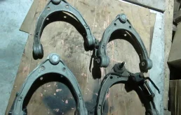 Рычаг передний левый верхний для Volkswagen Touareg 2008 года на фотографиях