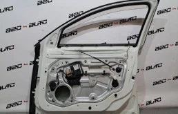 Дверь передняя правая для Volvo S40 1996 года на фотографиях