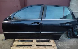 Двери для Mercedes-Benz C class 2006 года на фотографиях