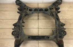 Подрамник двигателя для Volkswagen Touareg 2004 года на фотографиях