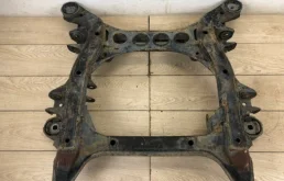 Подрамник двигателя для Volkswagen Touareg 2004 года на фотографиях