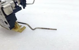 Уплотнитель передней правой двери для Renault Duster 2014 года на фотографиях