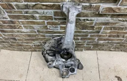 Кулак поворотный правый для Audi A6 2008 года на фотографиях