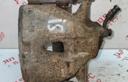 Суппорт передний левый для Lexus IS 2011 года на фотографиях