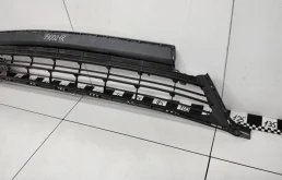 Решетка переднего бампера для Toyota RAV4 2015 года на фотографиях