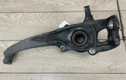 Кулак поворотный левый для Audi A4 2014 года на фотографиях