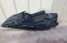 Фара ксенон левая для Skoda Octavia 2010 года на фотографиях