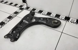 Качающийся рычаг левый для Volkswagen Polo 2009 года на фотографиях