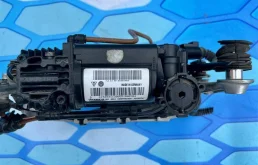 Компрессор пневмоподвески задний для Volkswagen Touareg 2004 года на фотографиях