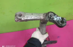 Кулак поворотный левый для Audi A4 2006 года на фотографиях