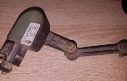 Датчик дорожного просвета задний для Volkswagen Touareg 2005 года на фотографиях