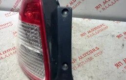 Фонарь левый для Suzuki SX4 2011 года на фотографиях