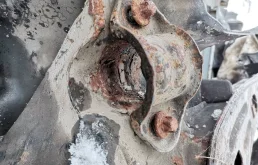 Подрамник двигателя для Mercedes-Benz S class 2011 года на фотографиях