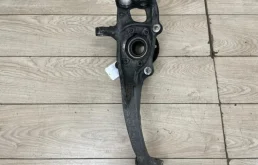 Кулак поворотный левый для Audi A4 2014 года на фотографиях