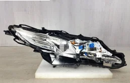 Фара левая для Toyota Camry 2019 года на фотографиях