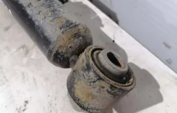 Амортизатор передний левый для BMW 5er 2012 года на фотографиях