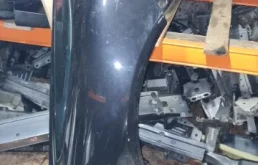 Крыло правое для Volkswagen Touareg 2006 года на фотографиях