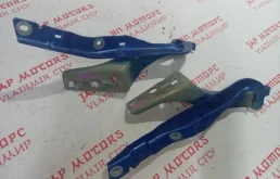 Петля капота левая для Peugeot 308 2010 года на фотографиях