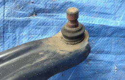 Рычаг передний правый нижний для Nissan X-Trail 2008 года на фотографиях