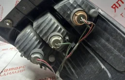 Фонарь левый для Suzuki SX4 2011 года на фотографиях