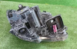 Крышка форсунки фароомывателя левая для Mercedes-Benz C class на фотографиях